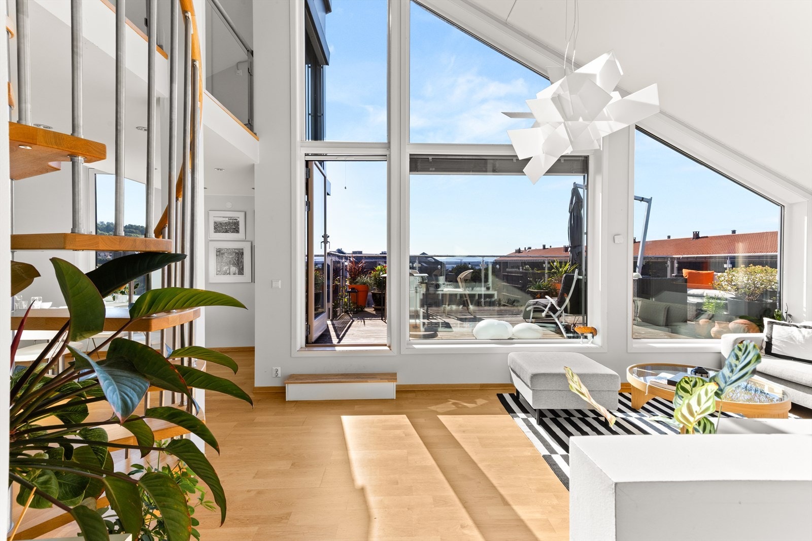 Fra stuen er det utgang til en fantastisk terrasse Galleribilde