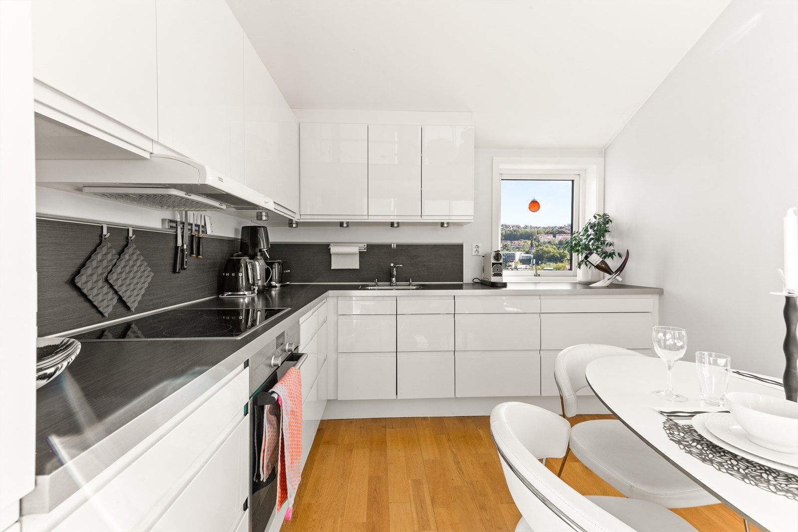 Stilrent kjøkken med hvite fronter og laminert benkeplate Galleribilde