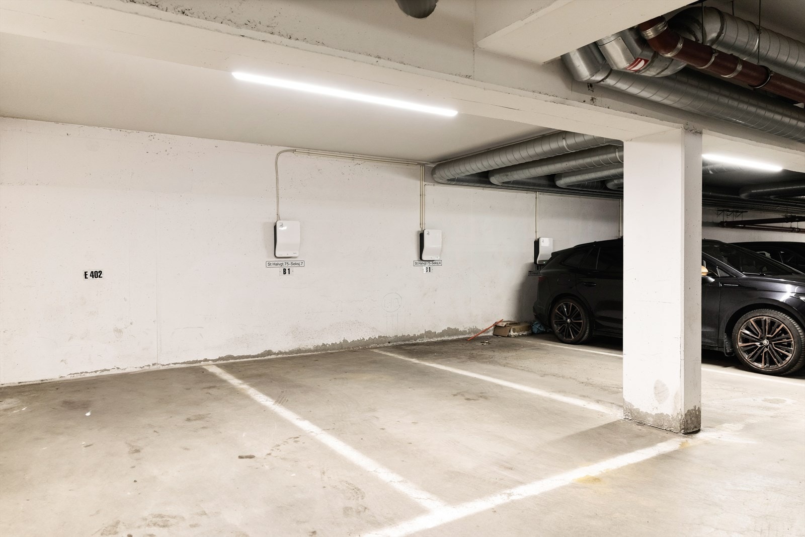 Det medfølger en eksklusiv bruksrett til en parkeringsplass i garasjekjelleren. Plassen er på ca. 2,17 m bred og det er installert opplegg for lader Galleribilde