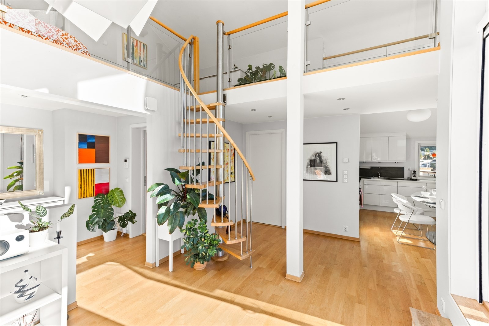 Hele leiligheten er malt i en lys farge og gulvet er dekket med parkett Galleribilde