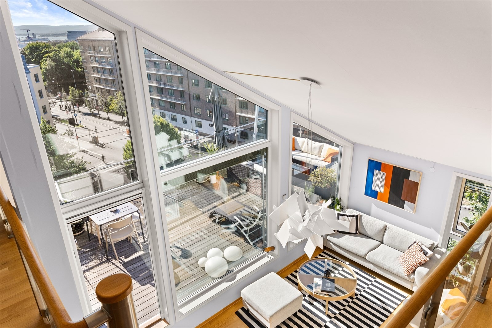 Takhøyden i stua ble målt til ca. 4,93 m i stuen. Galleribilde