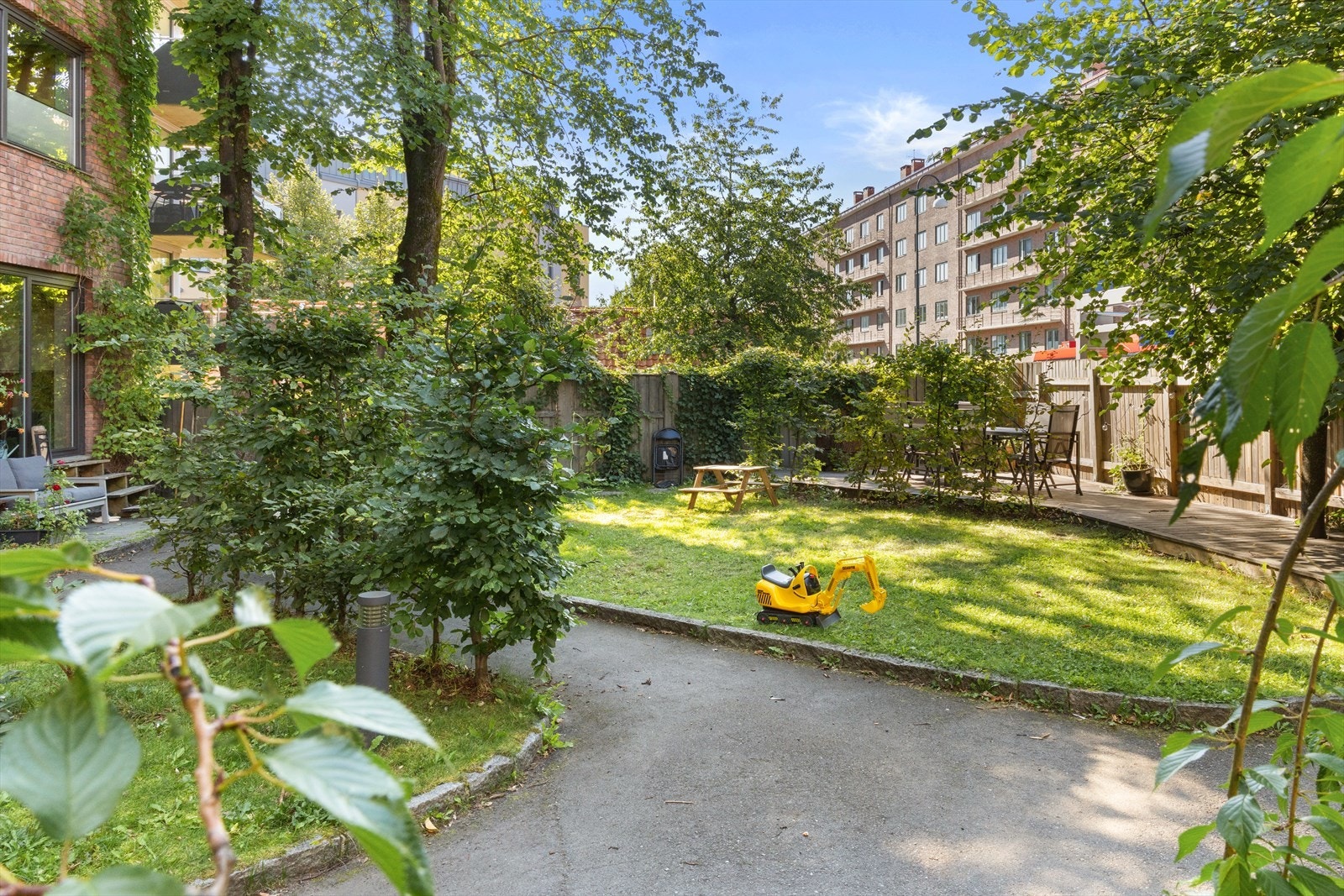 Hyggelig grøntområder med flere sittegrupper og lekeplass for de yngste barna Galleribilde