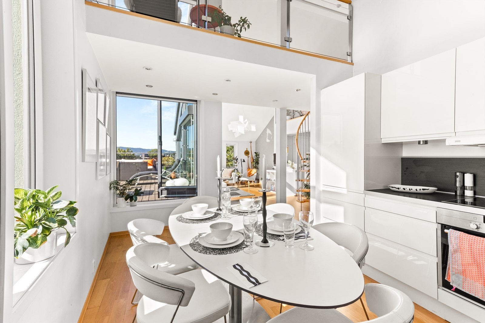 Det er god plass til et spisebord i rommet Galleribilde