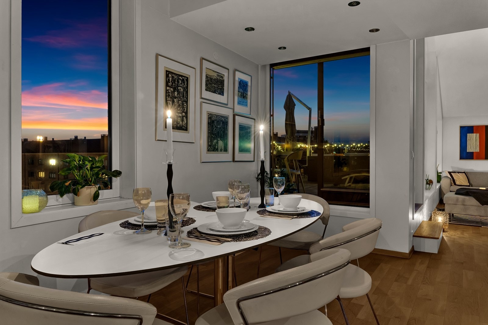 Med vinduer fra flere sider kan man nyte den fantastiske utsikten Galleribilde