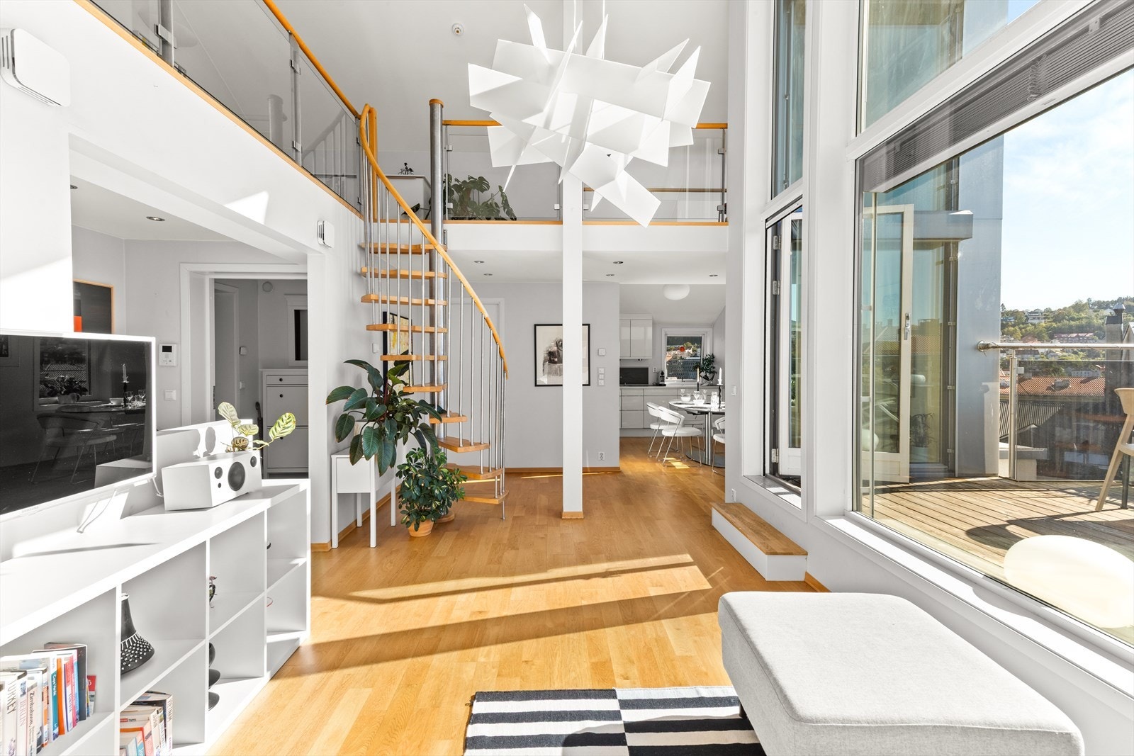 Fra stuen er det tilgang til en praktisk hems på 10m² med et gulvareal på 16m² Galleribilde