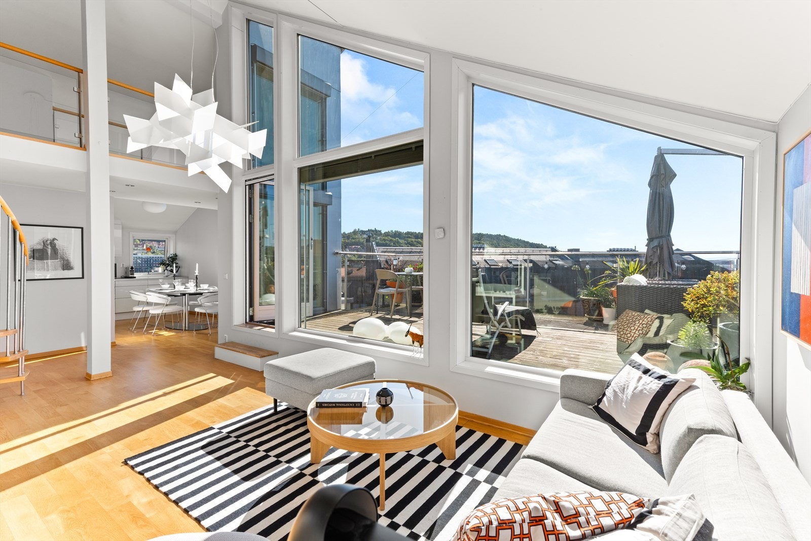 Vindusflatene slipper inn rikelig med naturlig lys og gir rommet en luftig atmosfære Galleribilde