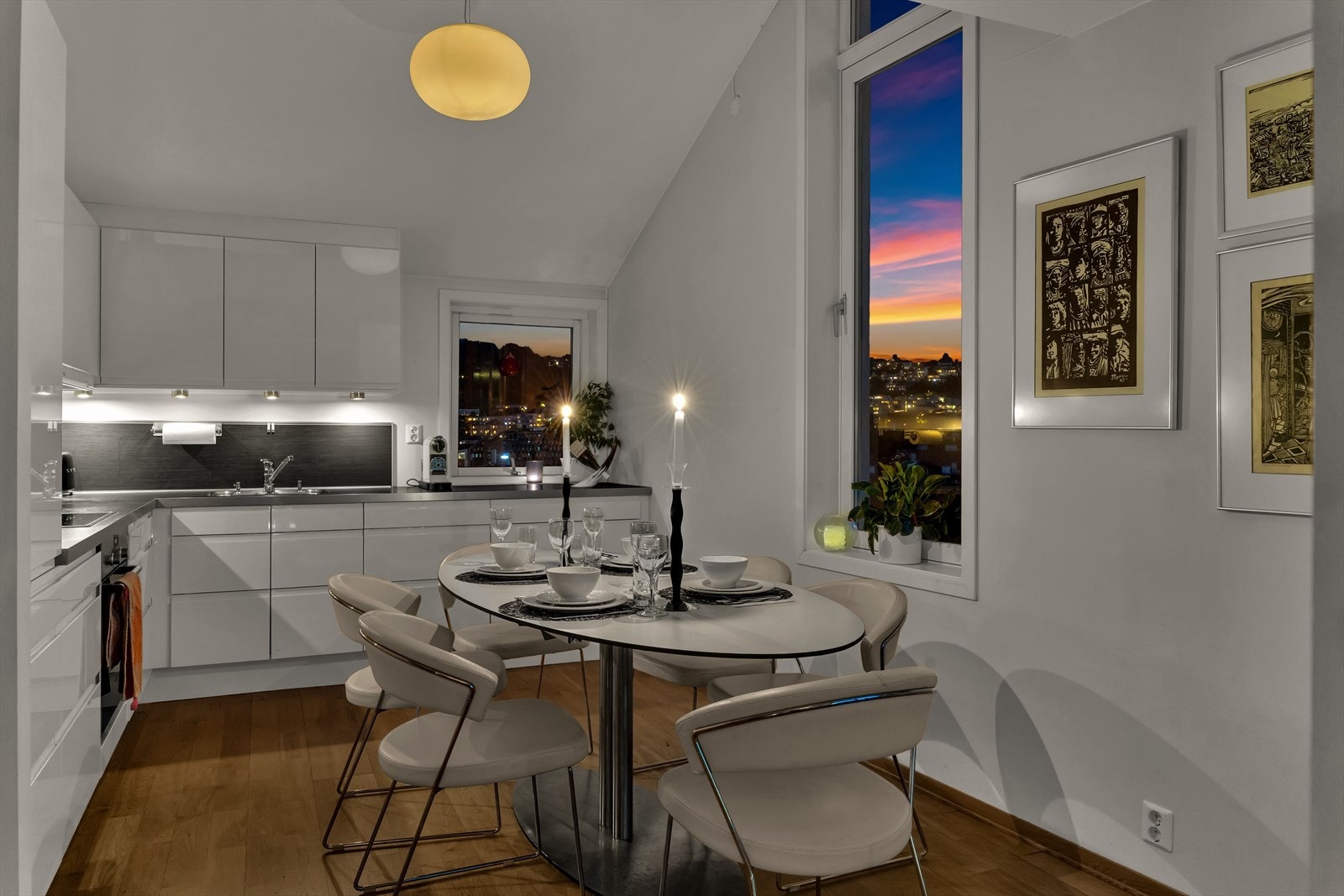 Her kan man samle venner og familie rundt spisebordet Galleribilde