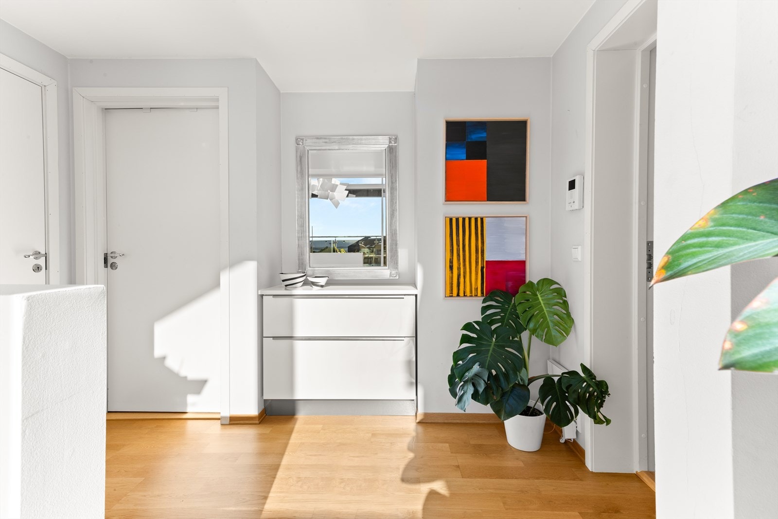 Innbydende og lys entré som gir et godt førsteinntrykk av leiligheten Galleribilde