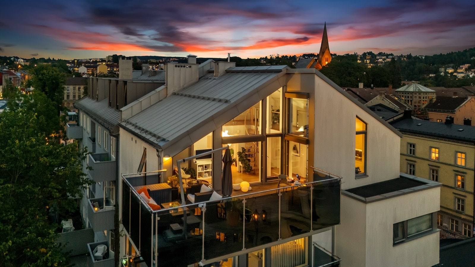 Velkommen til denne unike penthouseleilighet på Vålerenga - presentert av Bjørnar Hagerup Nilssen og Caroline Ephraim v/ Nordvik Bjørvika! Galleribilde