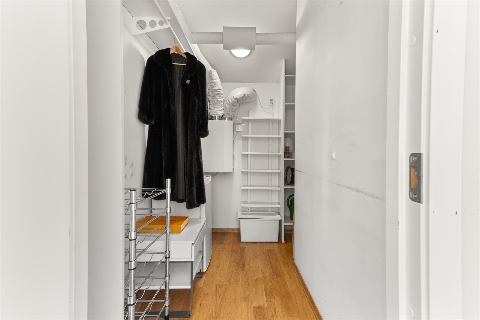 Det er plass til å henge fra seg yttertøy i en praktisk innvendig bod, som gjør det enkelt å holde det rent og ryddig i hverdagen Galleribilde