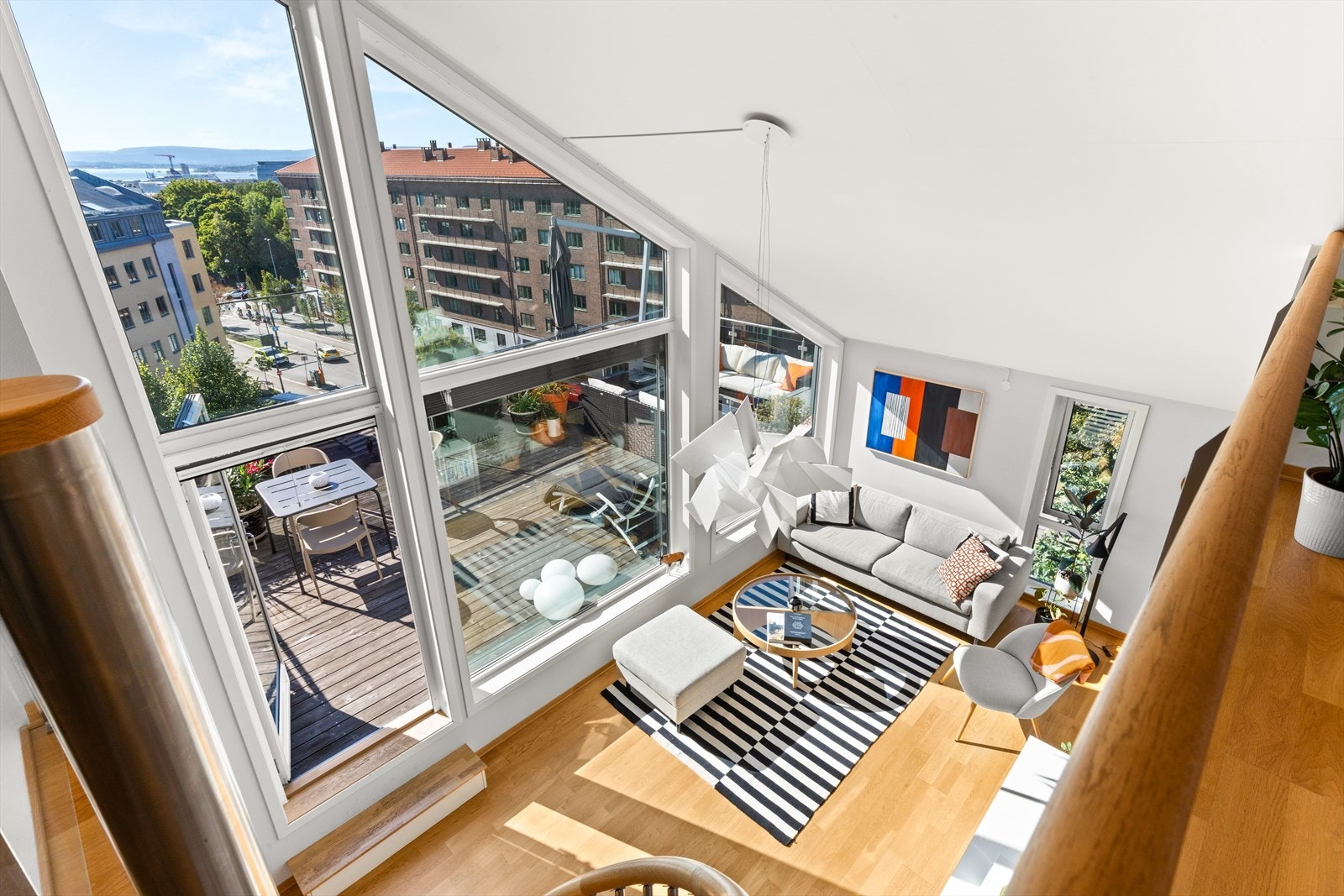 Leiligheten ligger i byggets 7. etg. med enkel heisadkomst og stor terrasse på hele 27 m² Galleribilde