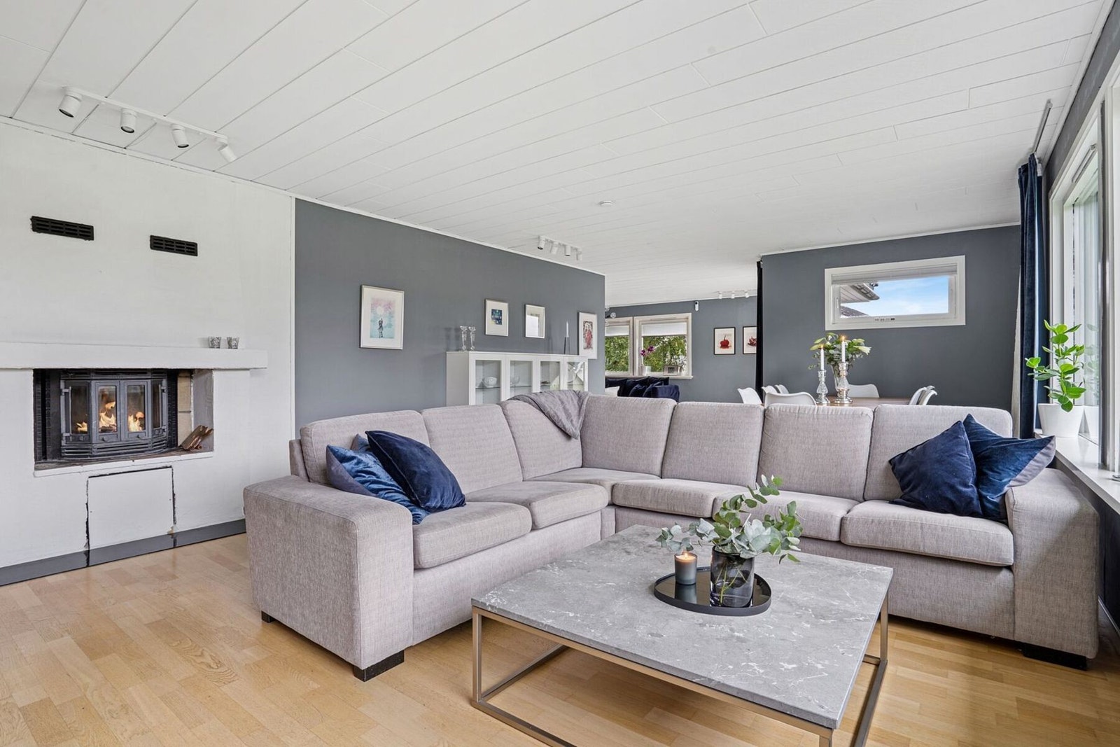 Den romslige stuen har store vindusflater med rikelig med lysinnslipp. Elektronisk solskjerming er godt å ha når det steker som verst. Galleribilde