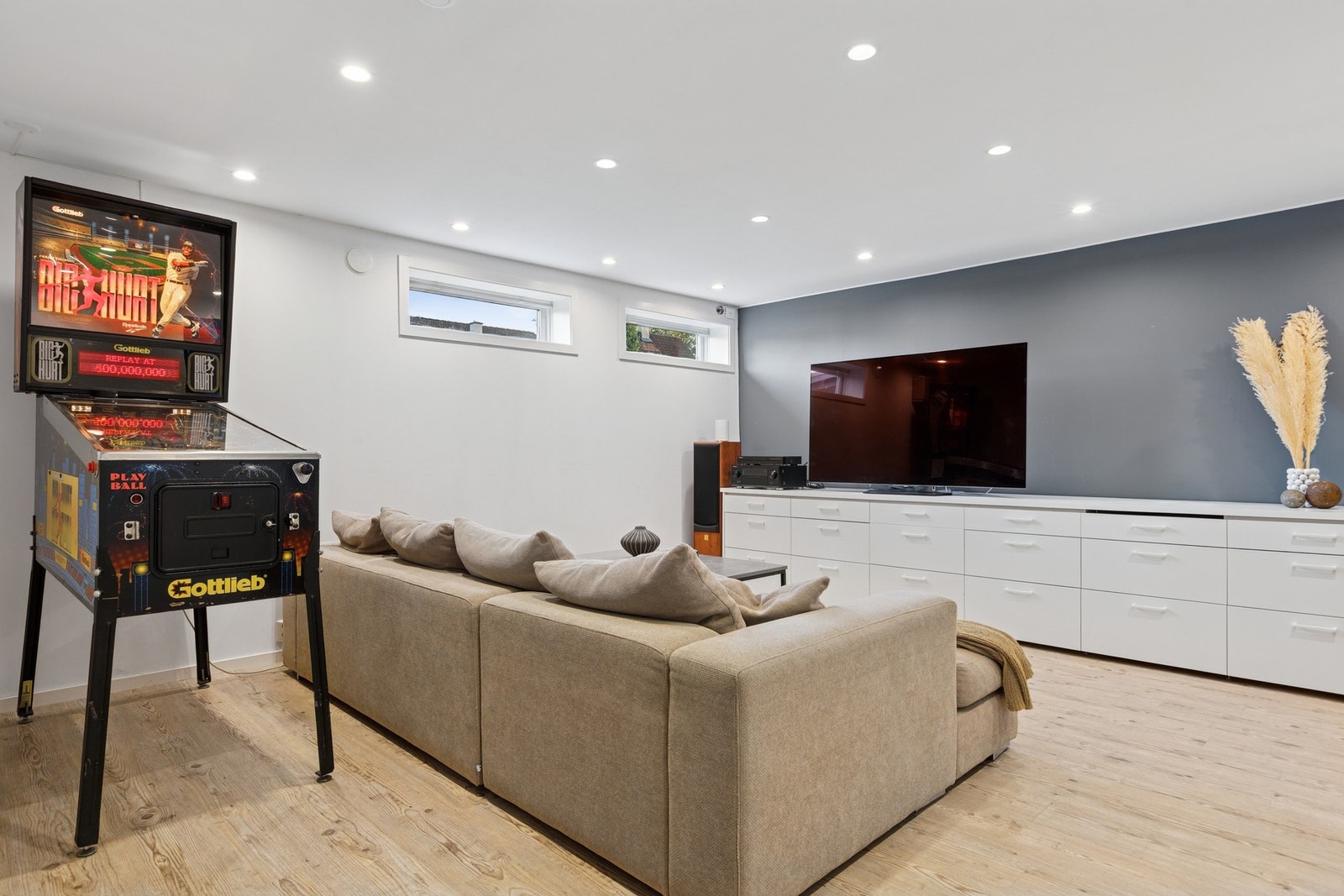 Kjelleretasjen har en romslig stue på 28 kvm. Dette rommet brukes i dag som kinorom, musikkrom og treningsrom. Galleribilde