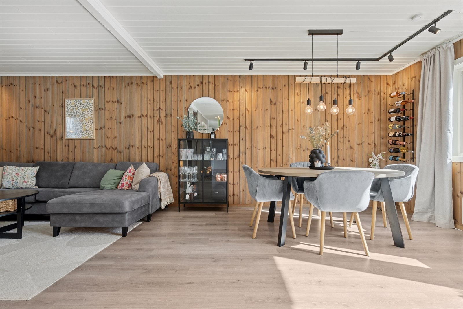 Vi beveger oss videre inn i en lys og innbydende stue. Galleribilde