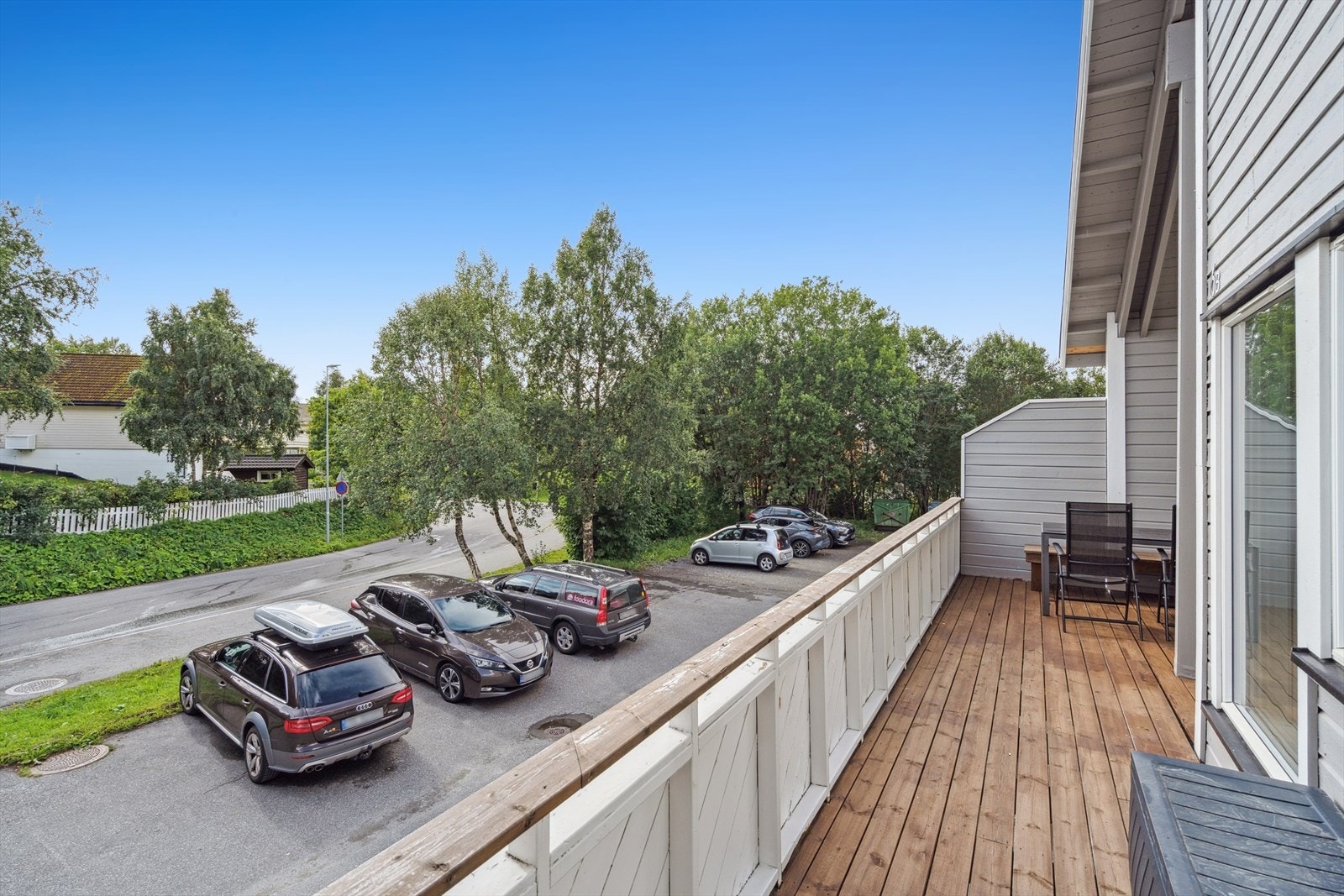 Her er det god plass for utemøblement, grill og annet en måtte ønske. Galleribilde