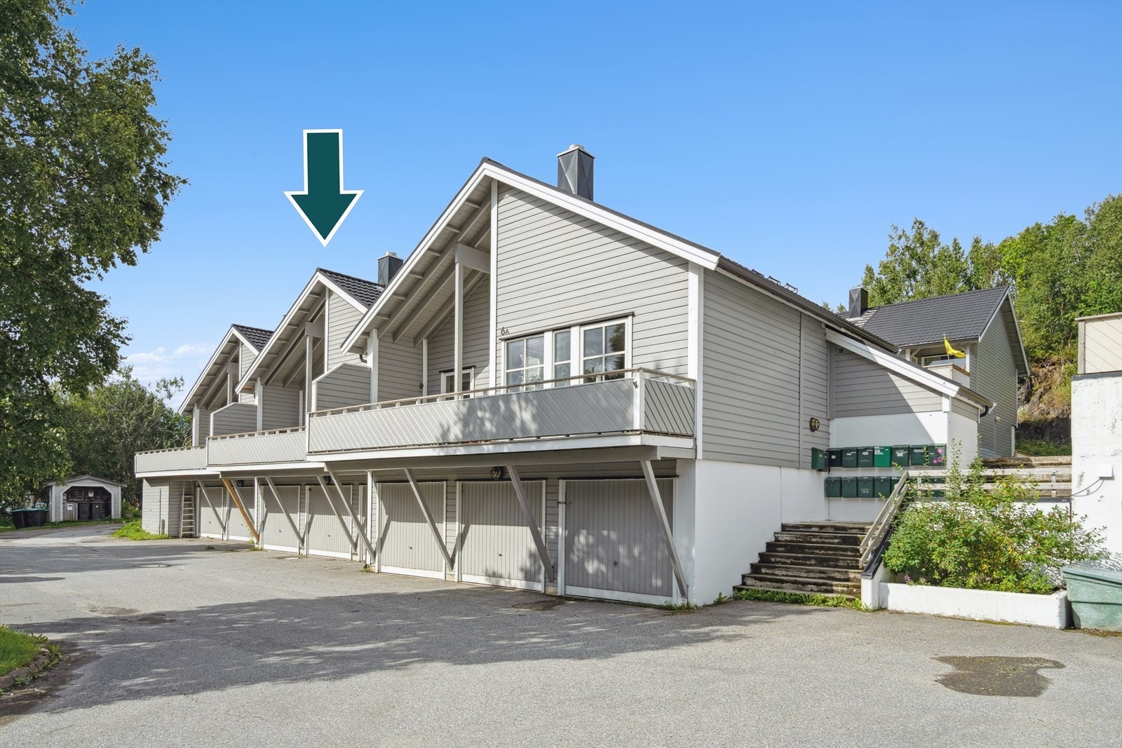 Boligen ligger midt i rekka og har en barnevennlig beliggenhet med kort vei til både skole og barnehage. Galleribilde