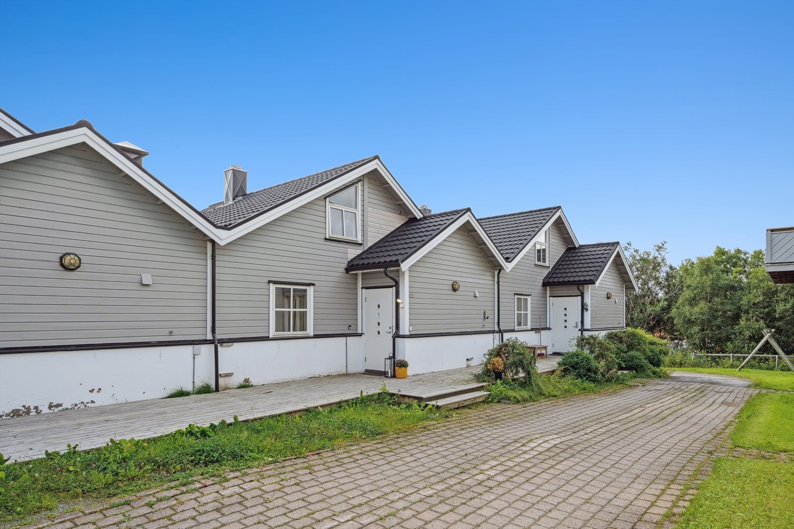 Hyggelig inngangsparti på baksiden av boligen. Galleribilde