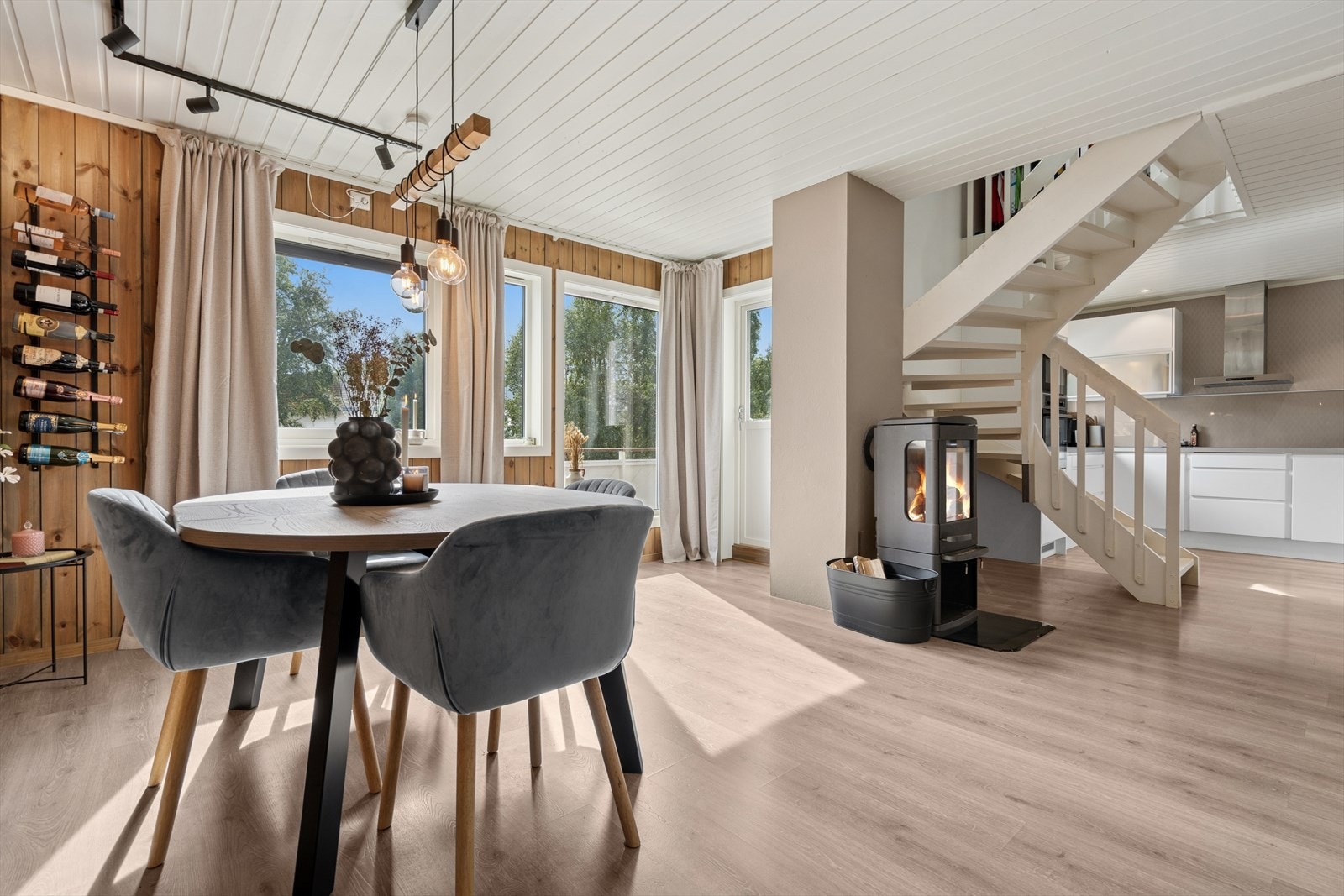 Gode vindusflater sørger for at rommet får godt med naturlig lys. Galleribilde