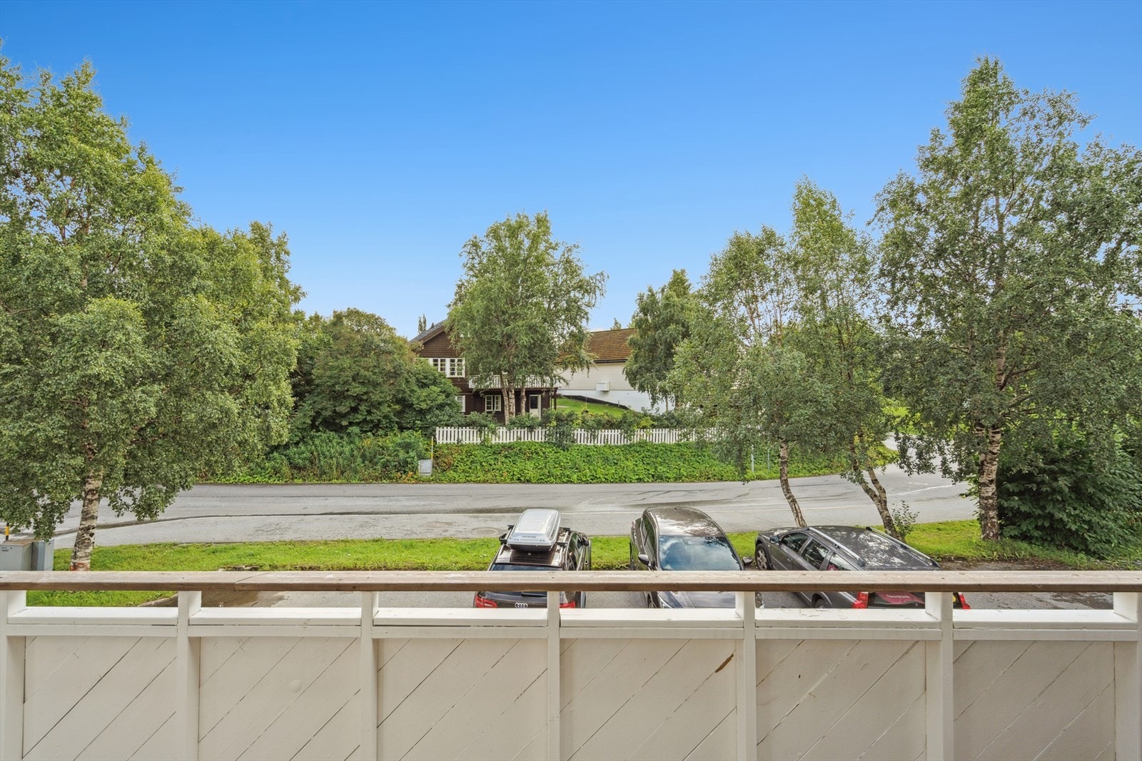 Denne er sørvendt og byr på gode solforhold. Her har en sola til rundt kl.17 på sommerstid. Galleribilde
