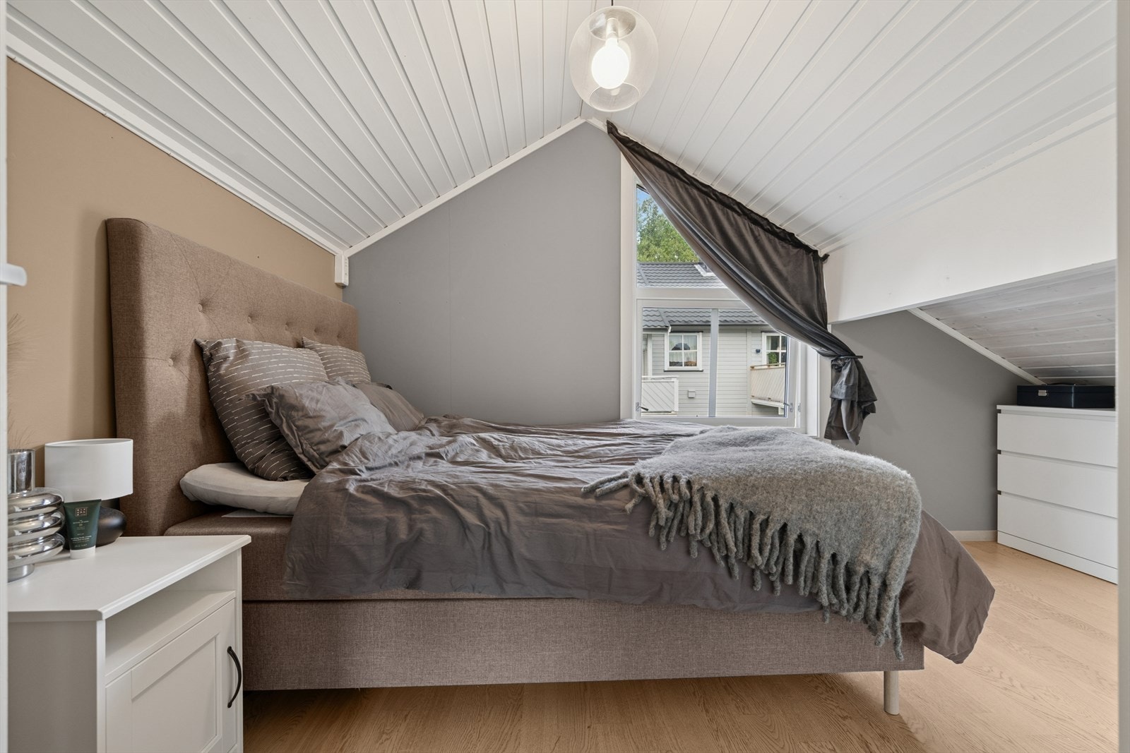 Romslig soverom med god plass for dobbeltseng, nattbord og garderobe. Videre inngang til walk-in. Galleribilde