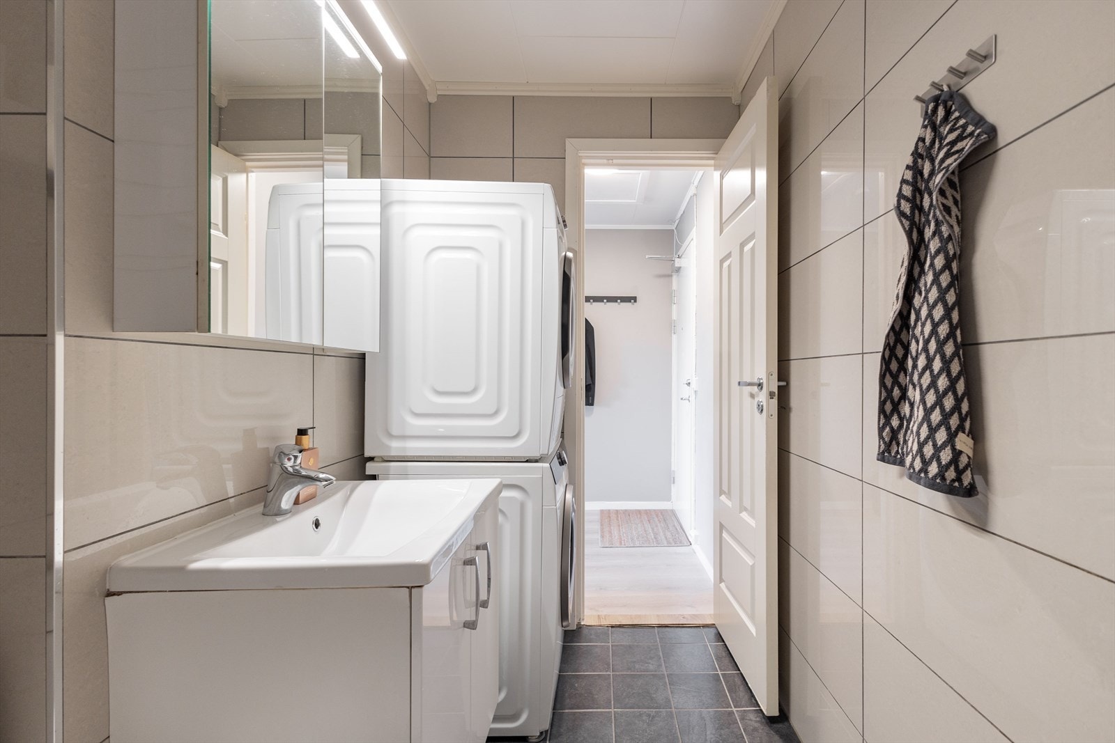 Badet er fra 2016 og har fliser på gulv og vegge med malt plater i tak. Galleribilde