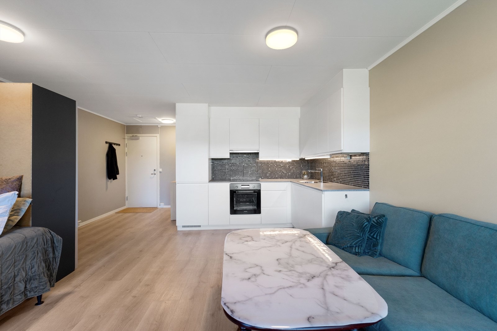 Her er det fin plass til sofagruppe, TV møblement og spisebord. Stua har store vindusflater, og utgang til en vestvendt balkong på ca. 6 kvm med flott utsikt over nærområdet. Galleribilde