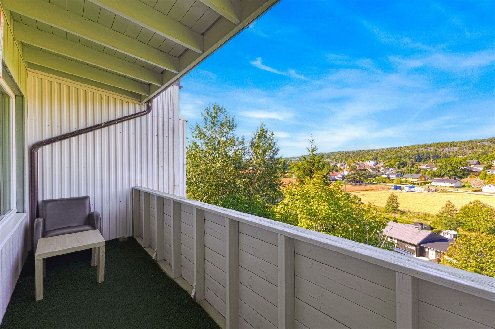 Fra stuen er det utgang til en vestvendt balkong på ca. 6kvm med flott utsikt over nærområdet og gode solforhold. Galleribilde