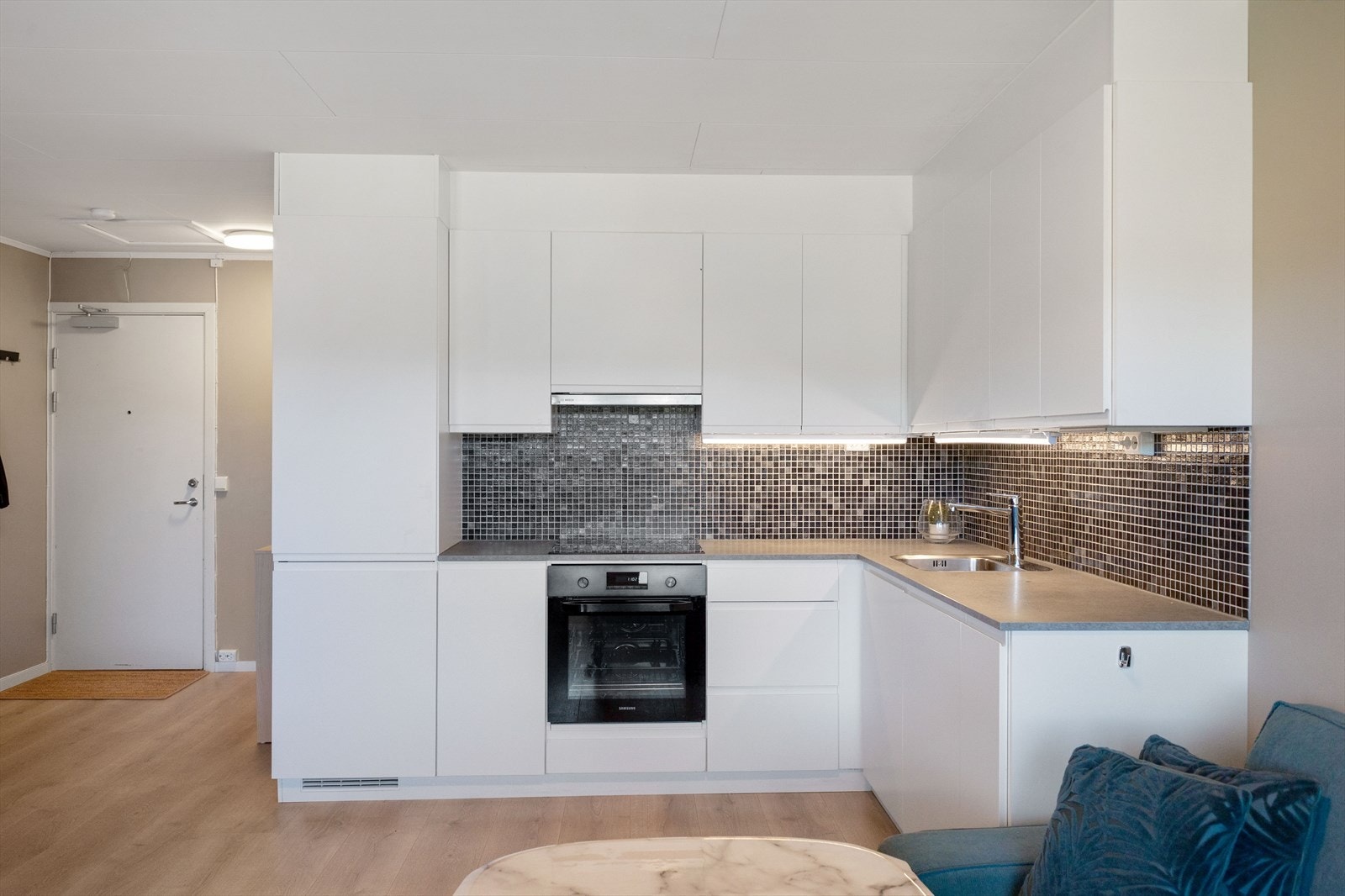 Kjøkkenet ligger i åpen løsning, og har en innredning fra Kvikk, ny i 2021. Romslige overskap gir god utnyttelse av plassen på kjøkkenet Galleribilde