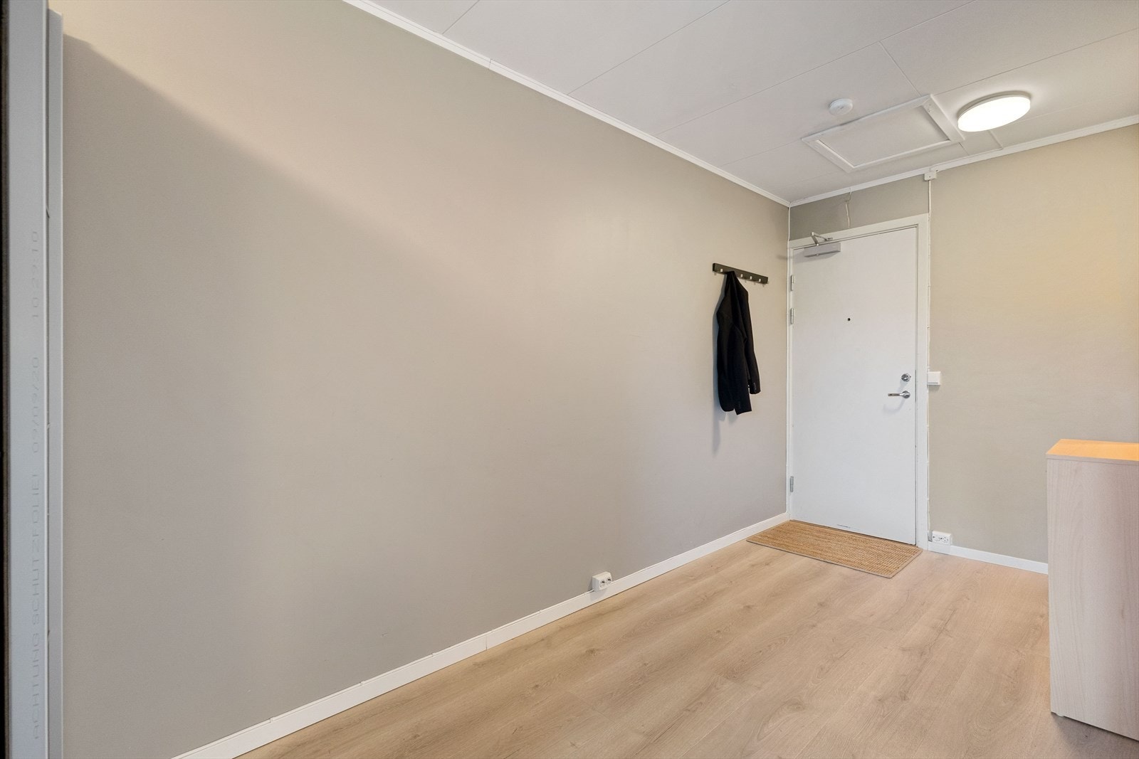 Hurrødåsen 10 er en koselig leilighet beliggende i 3. etasje i Hurrødåsen Vest borettslag, som består av 49 andeler. Leiligheten har adkomst fra innvendig trappegang, gjennom en brann- og lydklassifisert entrédør. Galleribilde