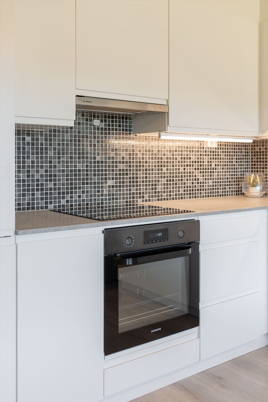 Kjøkkenet er utstyrt med integrerte oppvaskmaskin, komfyr, induksjonstopp og kjøl/fryseskap. Det er ventilator over kokesonen med avtrekk ut. Galleribilde