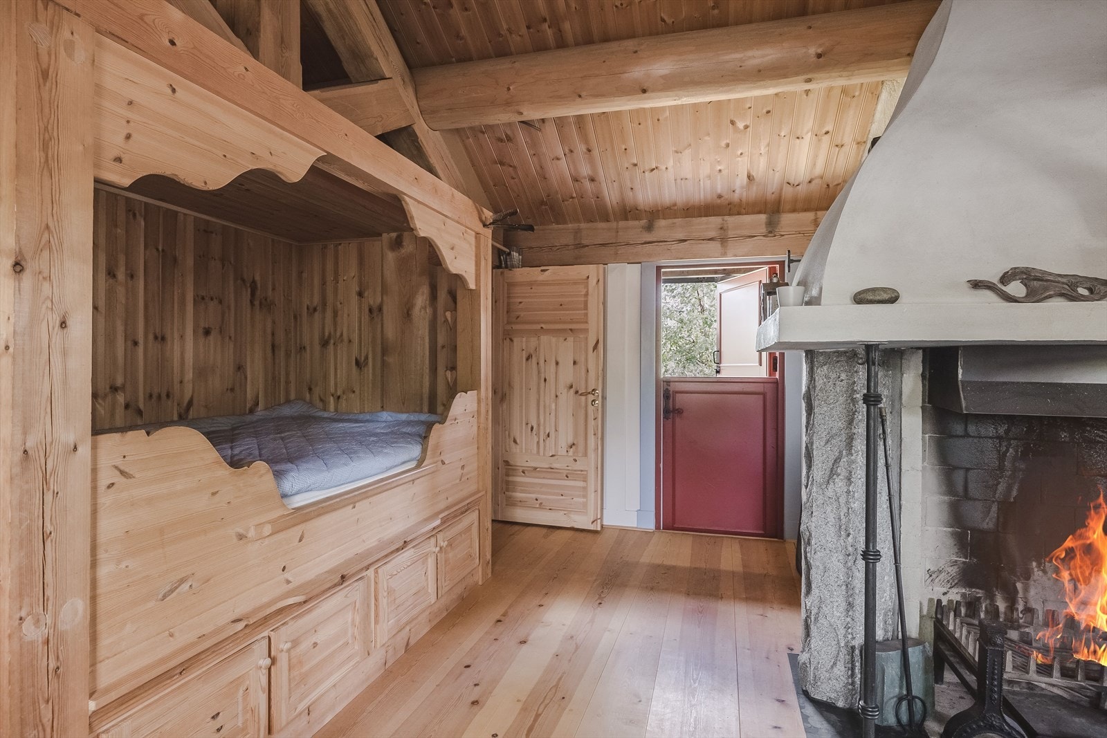 Dagsengen er laget av snekker etter eierens tegninger. Sengen er bygget høy som gir en fin utsikt over rommet, samt plass til oppbevaring under. Galleribilde