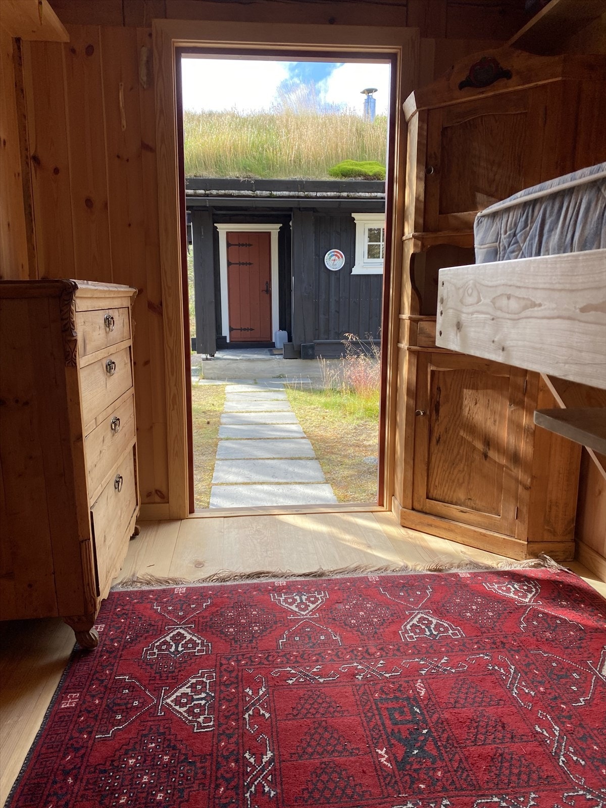 Mellom annekset og hytta er det lagd en gangsti med heller. Galleribilde