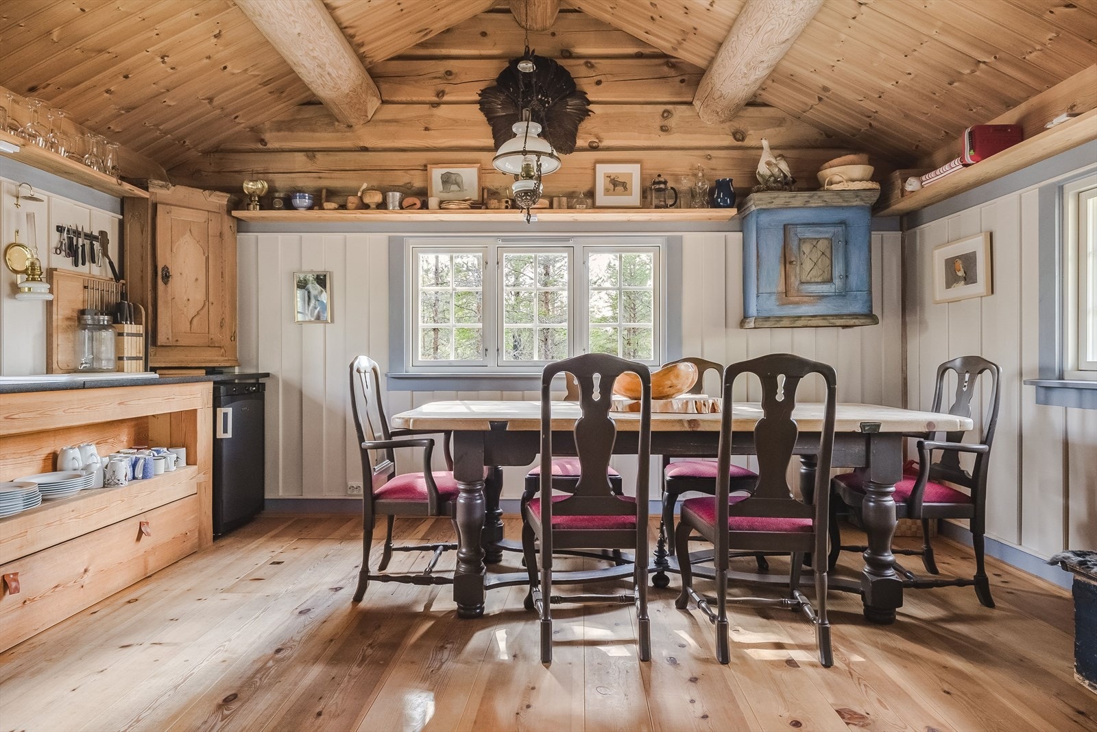 Nydelig lysinnslipp med vinduer mot tre ulike himmelretninger. Lysinnslippet sammen med mønet himling gir en god romfølelse. Galleribilde