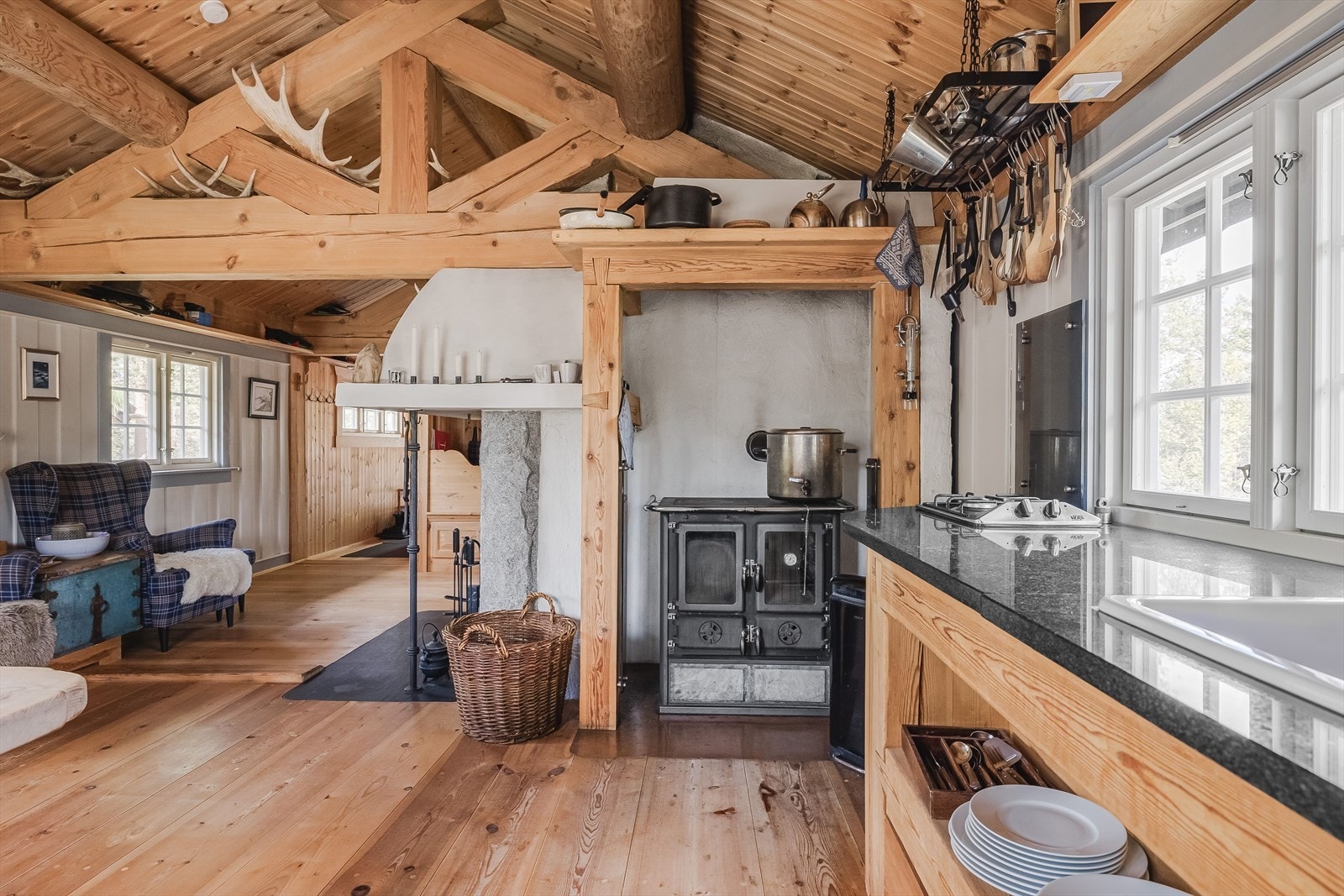 I tilknytning til kjøkkenet er det en sjarmerende vedfyrt komfyr som har en smart stekeovn. Det medfølger også gasskjøleskap og 1 stk gassovn samt gassbluss. Galleribilde