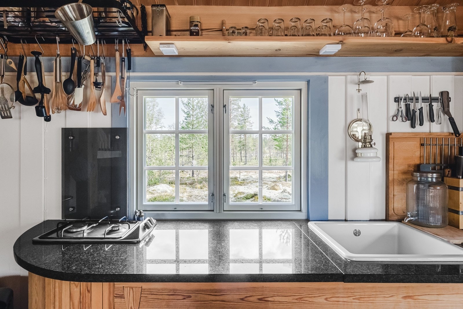 Kjøkkenet er laget for å inspirere til matlaging. Det er solid heltre innredning som er spesialsnekret. Benkeplaten er av stein og har nedfelt kum og gasstopp. Galleribilde