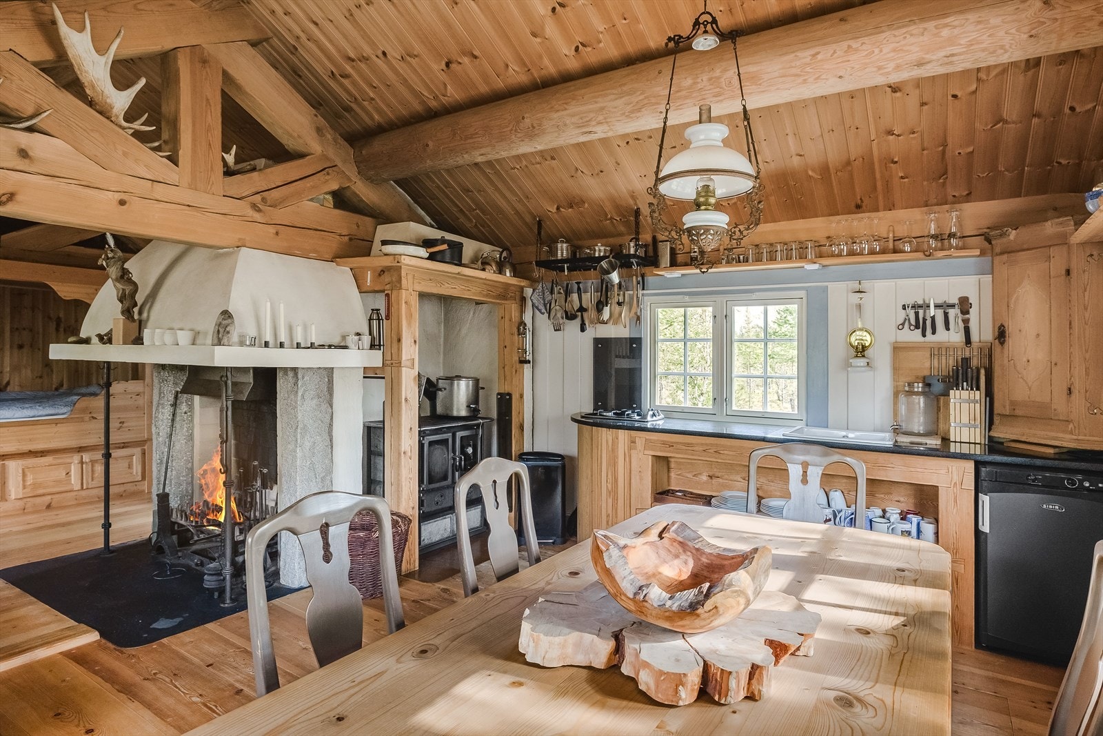 Solid struktur og flotte, tradisjonelle materialer som grove stokker, laftet tømmer og heltre gulv fra Os Trekultur. Galleribilde