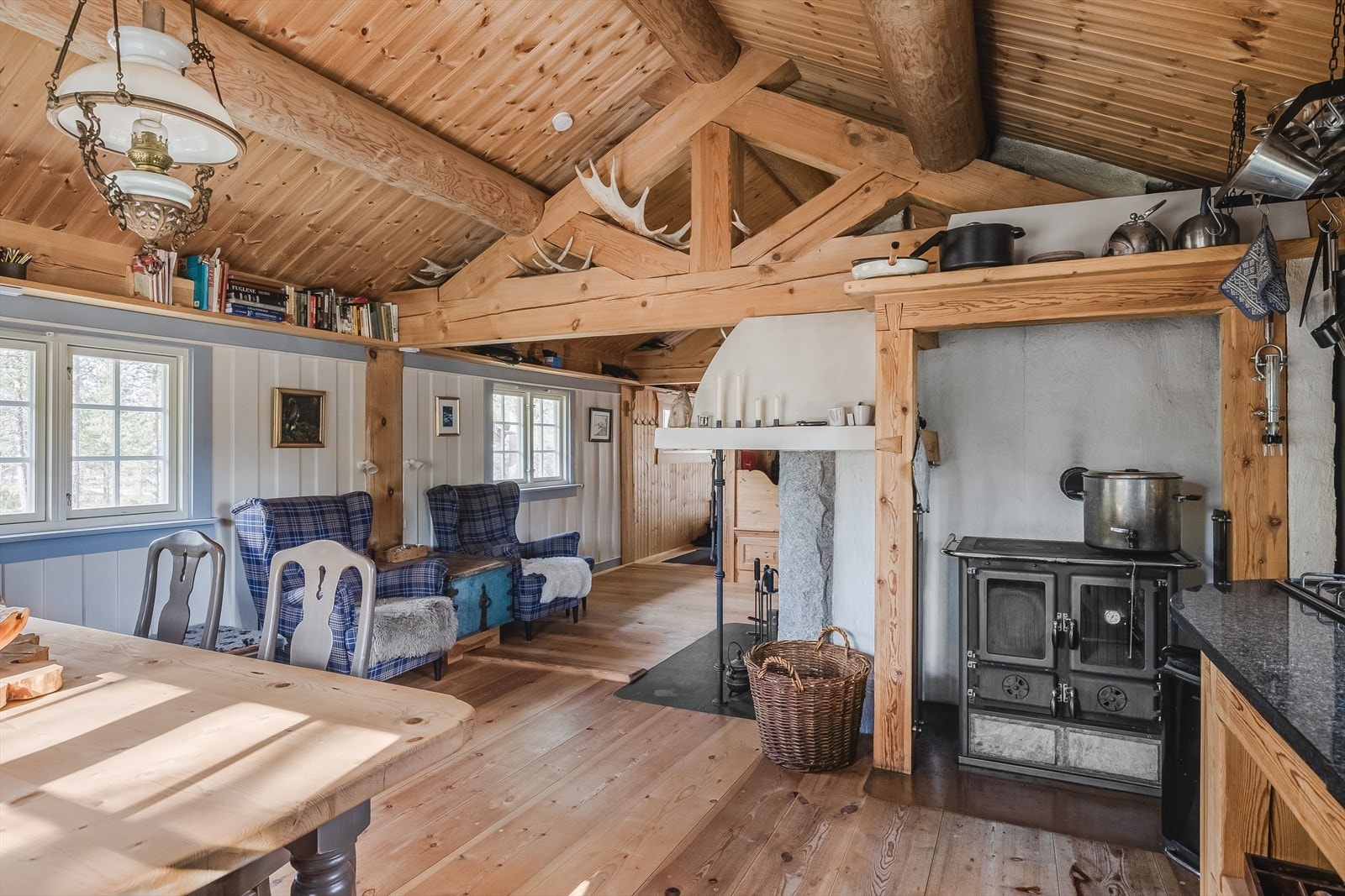 Med hytta følger også et fint spisebord med spisestoler og 2 lenestoler foran peisen. Galleribilde