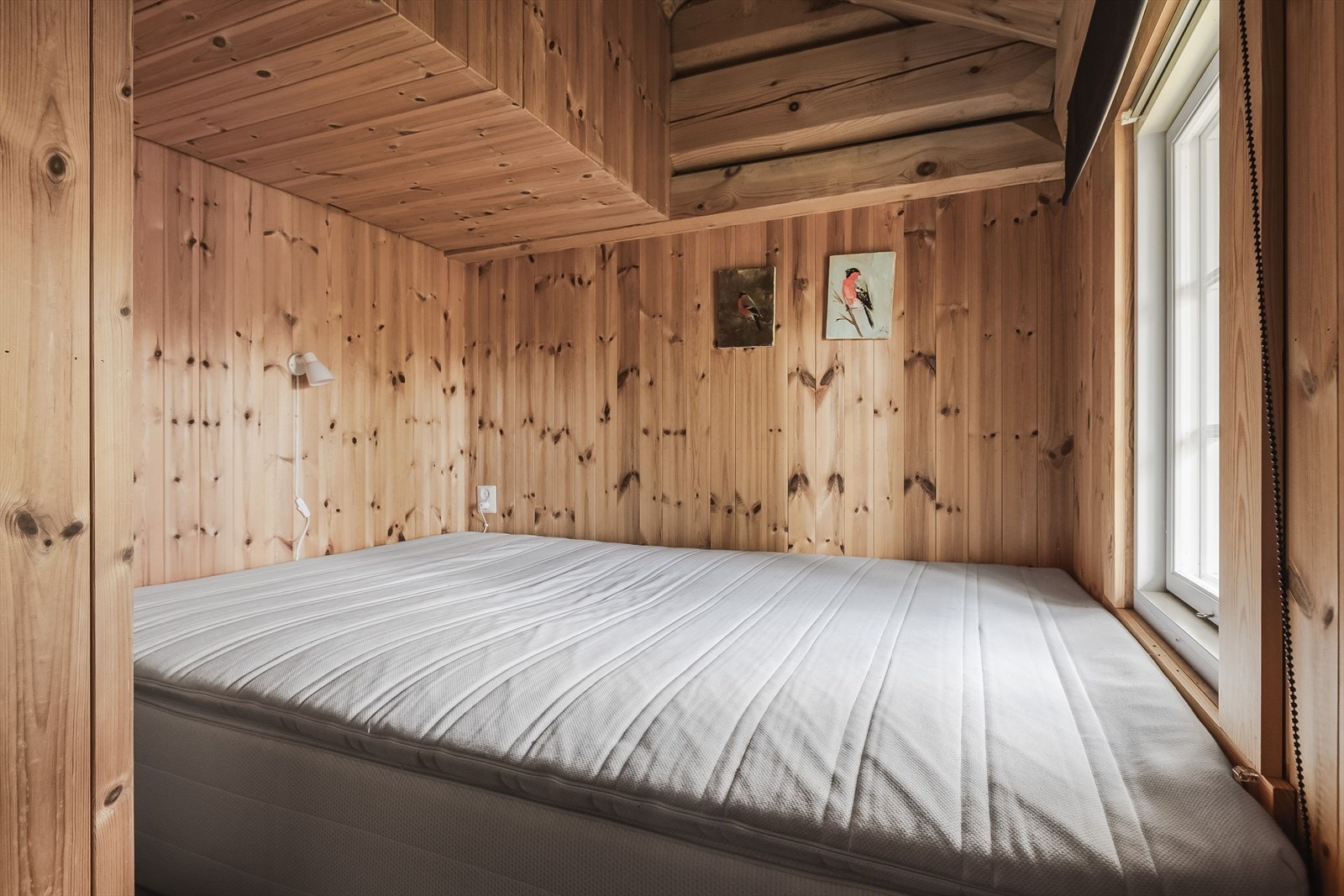 Lite koselig soverom med plass til dobbeltseng. Galleribilde