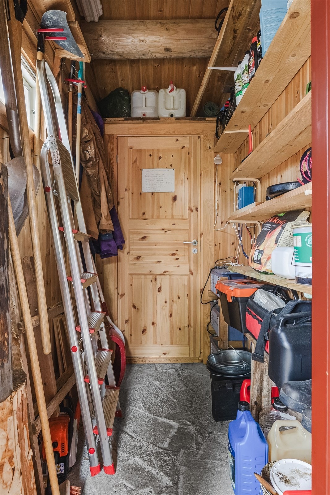 Ved inngangspartiet er det adkomst til utvendig bod med lagringsmuligheter. Galleribilde