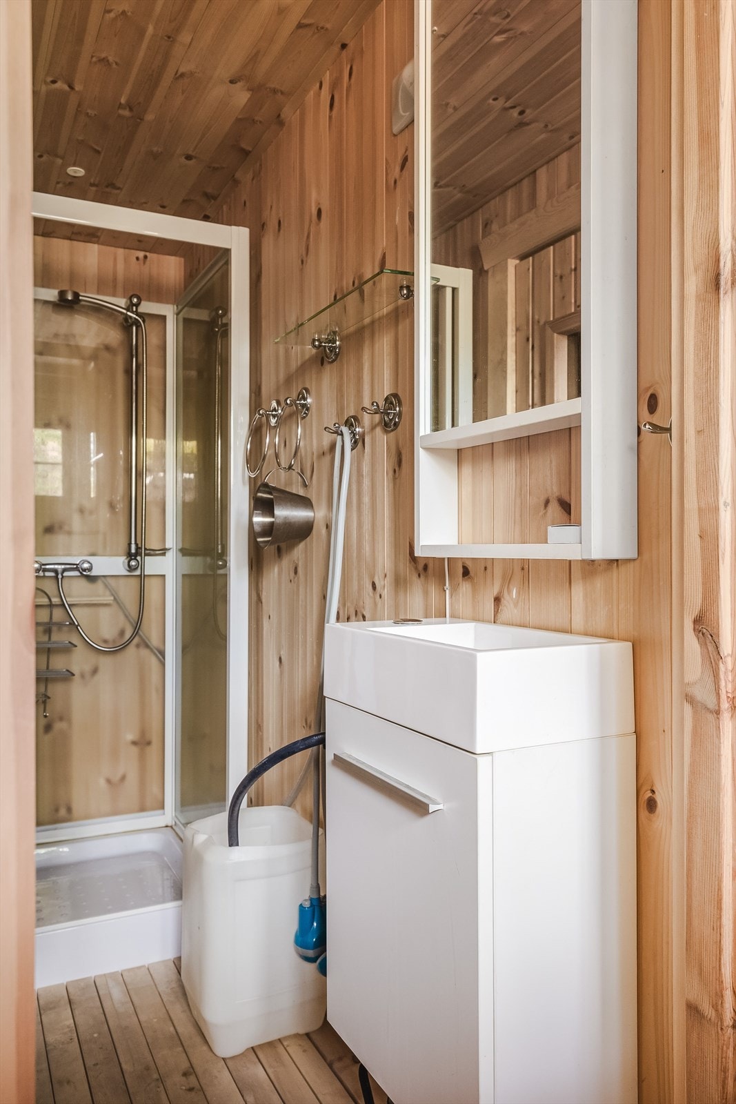 Hytta har et eget hygienerom med servantinnredning, speil og dusjkabinett. Pumpesystem for forbruksvann i dusj. Galleribilde