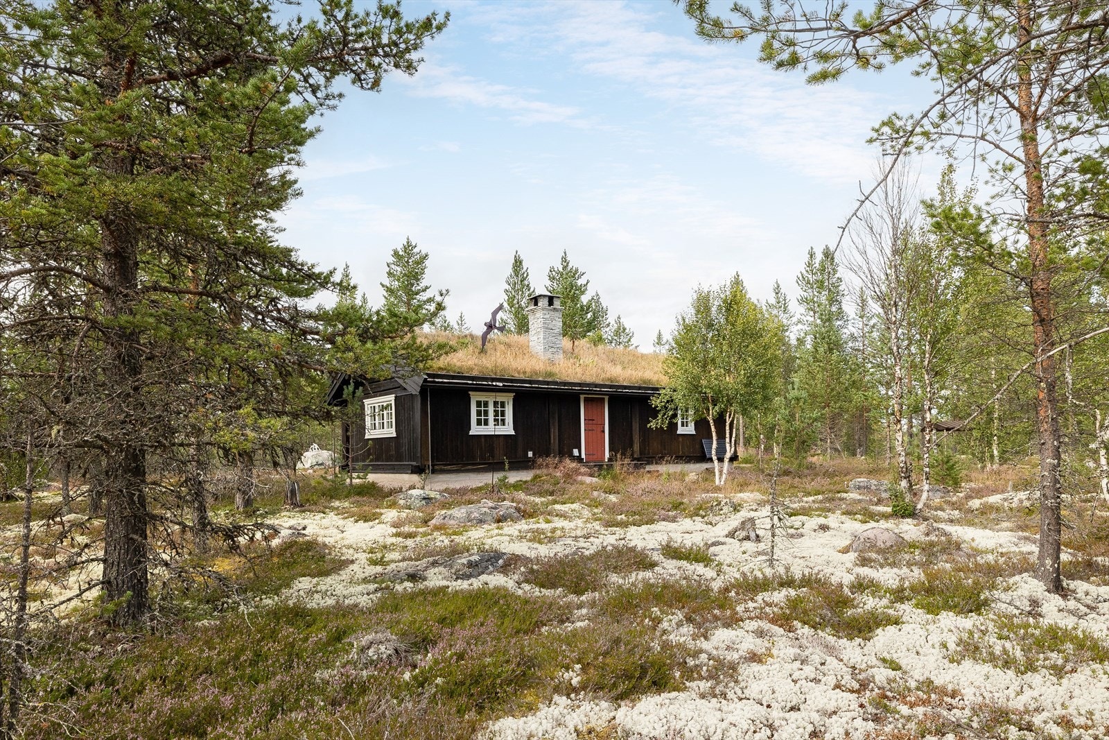 Hytta ligger på Nøkkelåkjølen hytteområde i Rendalen kommune. Meget gode muligheter for den tur- og friluftsinteresserte, både sommer og vinter. Området byr også på gode jakt- og fiskemuligheter! Galleribilde