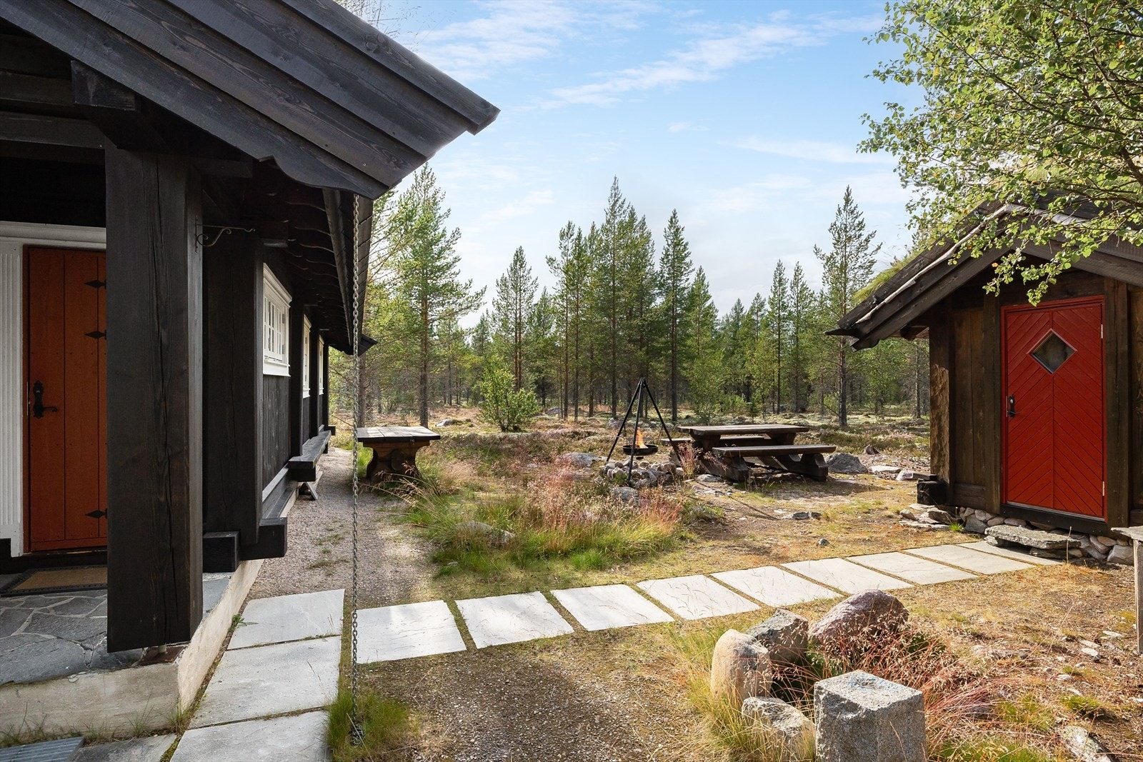 Eiendommen er bebygd med en koselig stavlaftet hytte fra 2009, samt et anneks fra 2017/18. Galleribilde