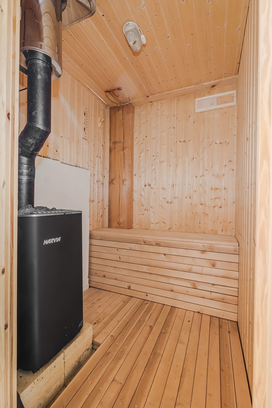 Badstuen ble ferdigstilt i 2016 og har kun er blitt brukt til tørking av klær. Rommet har plassbygget innredning i tre og vedfyrt badstueovn. Galleribilde