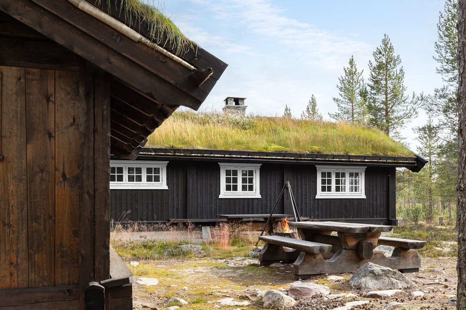 Tomten består i hovedsak av naturtomt med bær, lyng og trær. Etablert oppstillingsplass for biler. Galleribilde