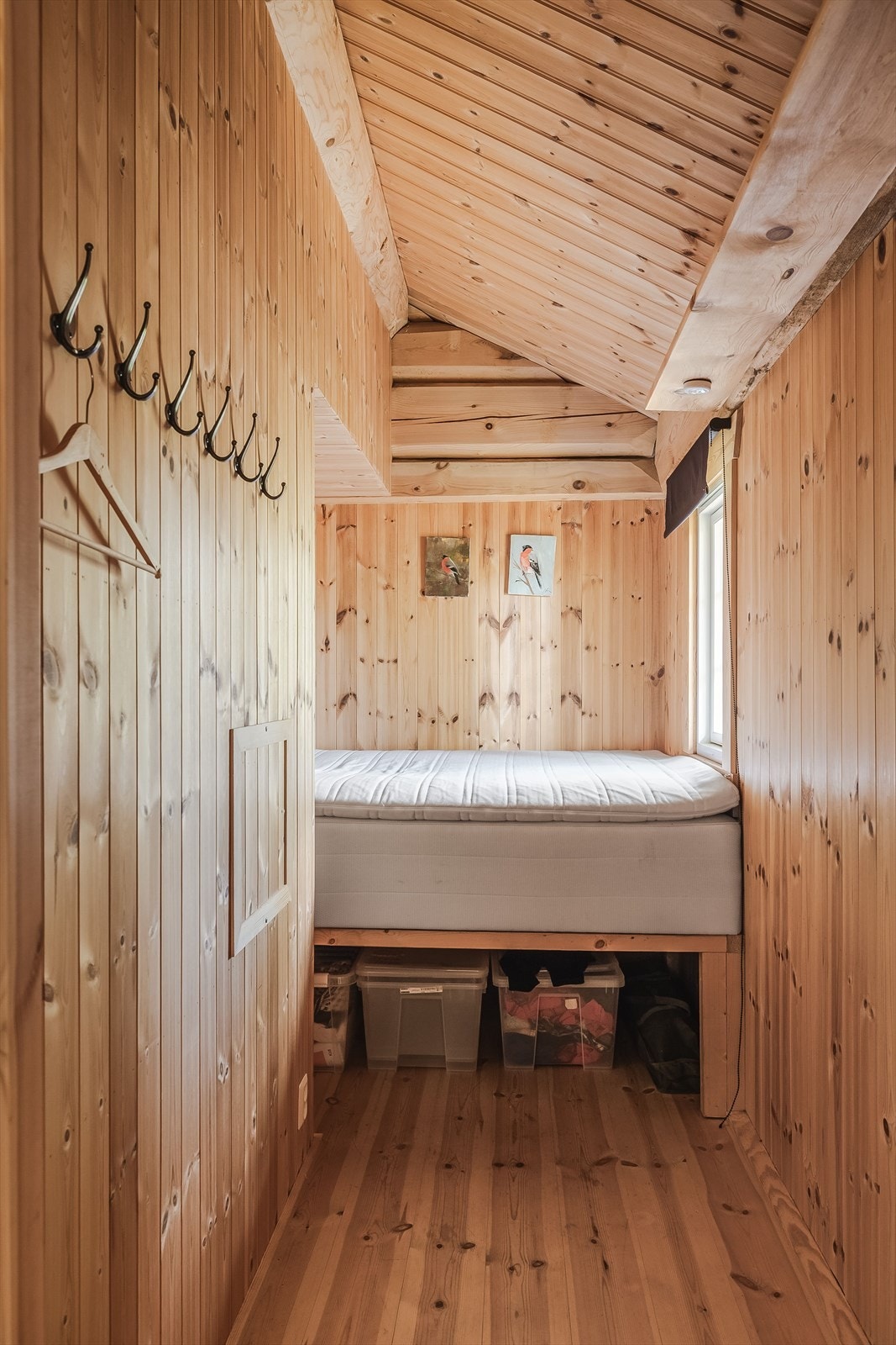 Sengen er bygget opp som gir praktisk oppbevaringsplass under. Galleribilde