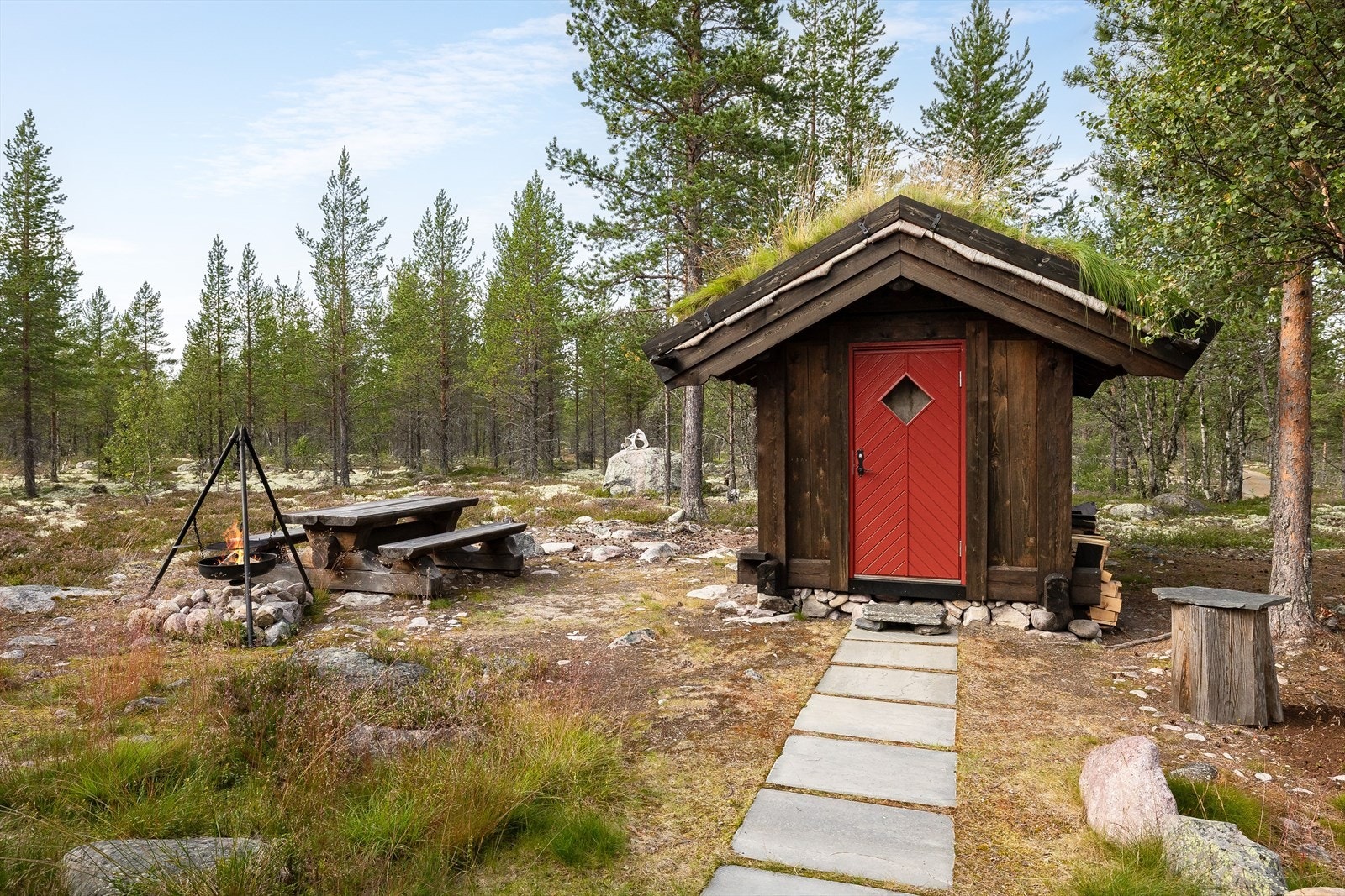 Eiendommen er også bebygd med et isolert anneks på 7m². Annekset ble oppført i 2017/18 og har yttervegger av stavlaft utvendig kledd med stående trekledning samt tak tekket med torv. Galleribilde
