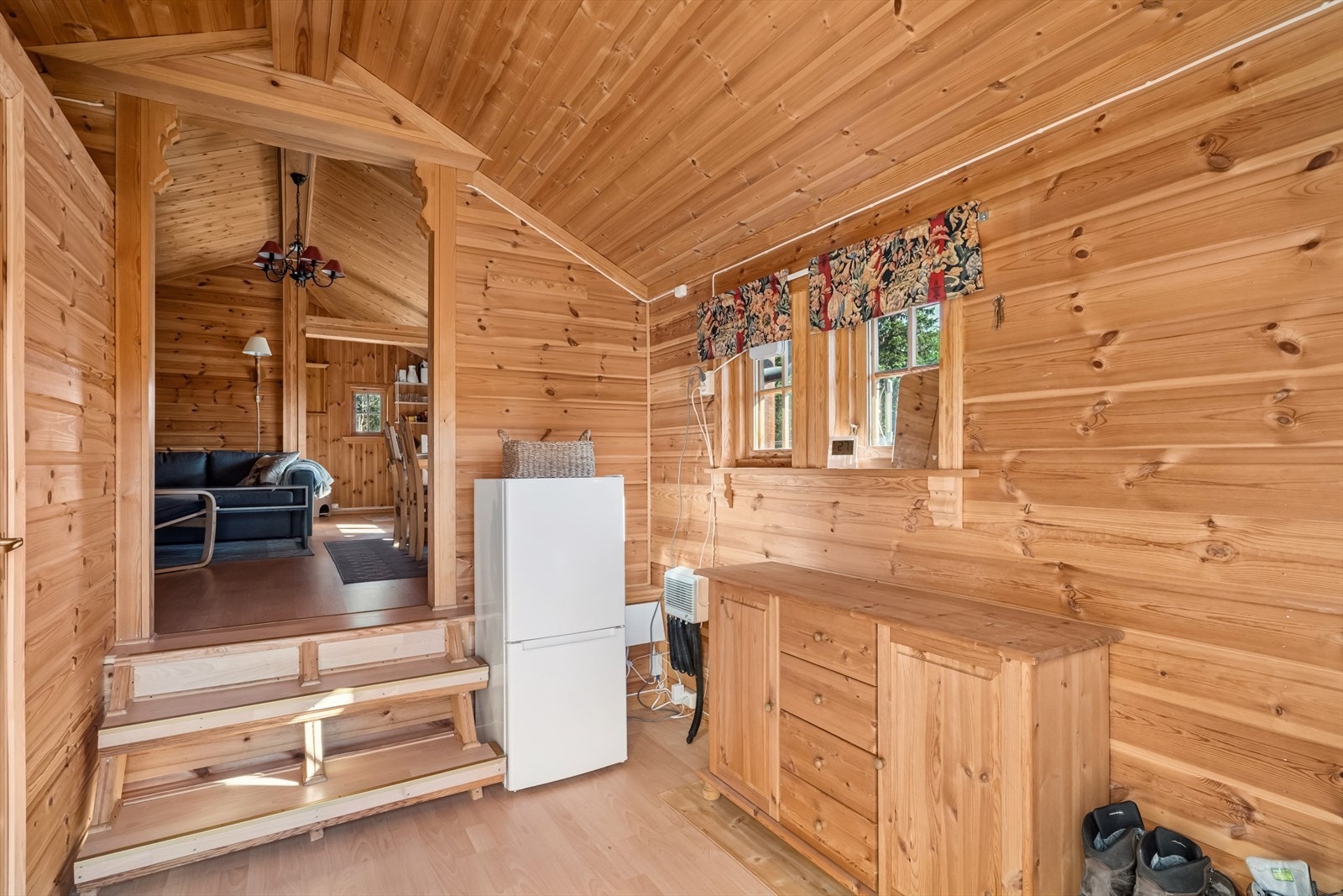 Toppenvegen 46: Trivelig og luftig gang (delt i 2022) som ønsker deg velkommen inn! Galleribilde