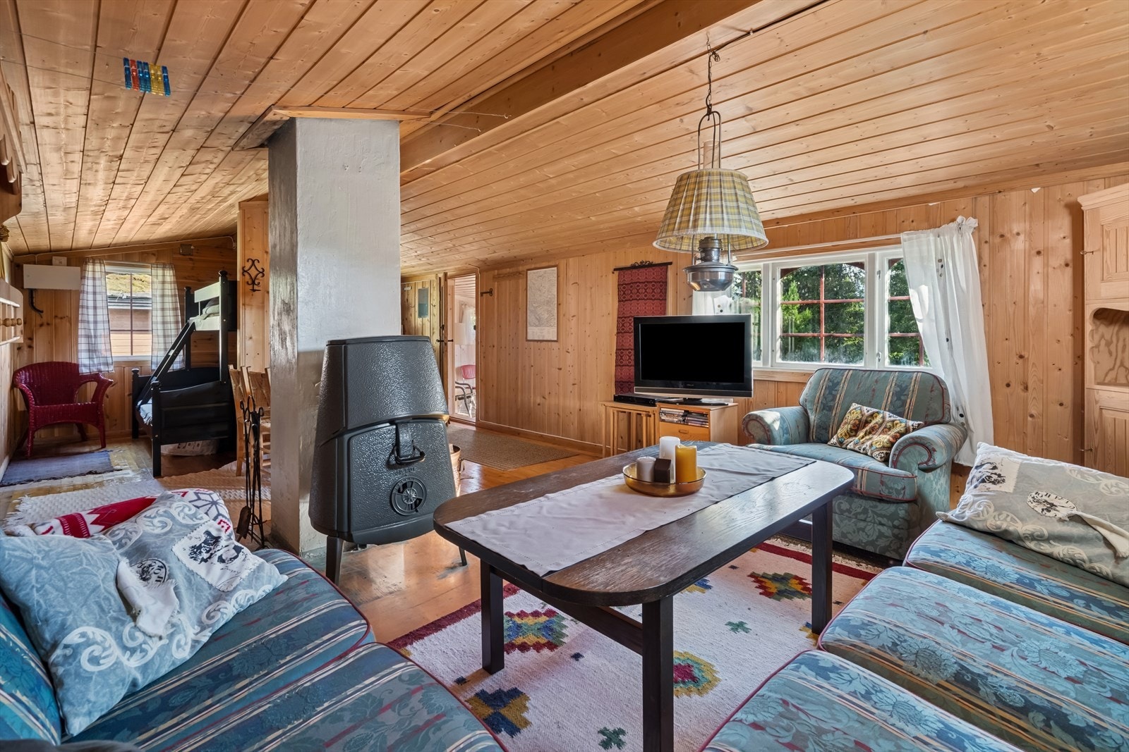 Stuen her er romslig og hyggelig, og har god plass til sofaløsning og spisebord. Galleribilde