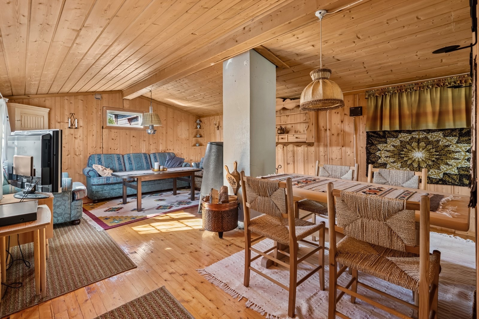 Hytta er oppført i 1968 og fremstår som normalt godt vedlikeholdt. Innlagt strøm. Fritidsboligen består av allrom, sovenisje og kjøkkenrom samt stor gang. Galleribilde