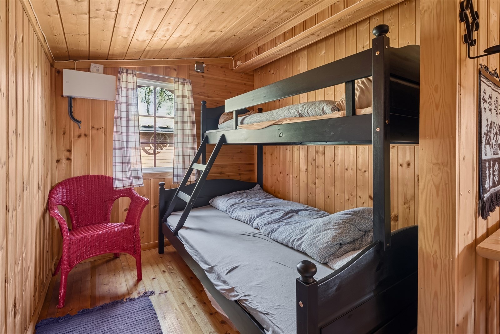 Fin sovenisje som ligger delvis åpent mot stuen. Her har du plass til køyeseng eller dobbeltseng. Galleribilde